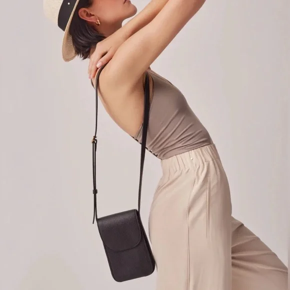 LIKE NEW Cuyana Concertina Phone Bag in Black Pebbled Leather - Picture 3 of 11